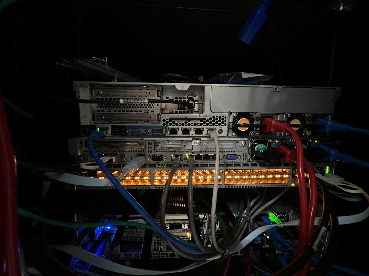 adriendssy's tweet image. Mise en place de serveurs et de matériel réseau pour un client housing. Nous avons pris en charge le client afin que celui-ci ne s’occupe (presque) de rien. Nous avons également fait le câble management pour limiter le désordre dans notre baie.

Il ne reste plus beaucoup de place