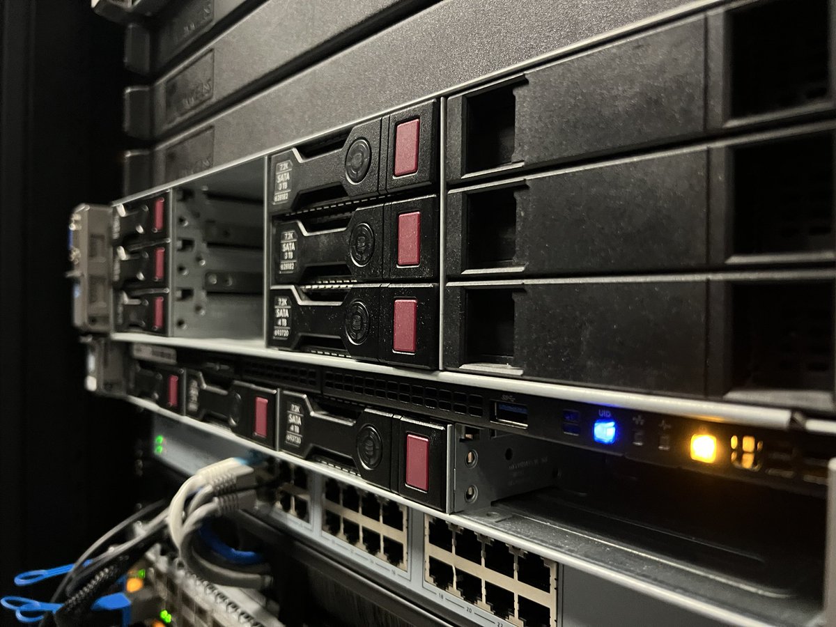 adriendssy's tweet image. Mise en place de serveurs et de matériel réseau pour un client housing. Nous avons pris en charge le client afin que celui-ci ne s’occupe (presque) de rien. Nous avons également fait le câble management pour limiter le désordre dans notre baie.

Il ne reste plus beaucoup de place