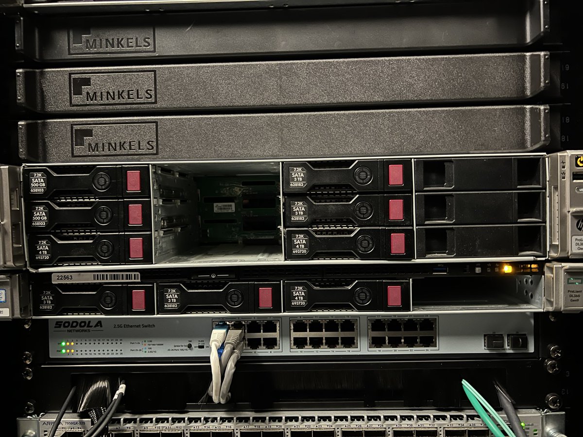 adriendssy's tweet image. Mise en place de serveurs et de matériel réseau pour un client housing. Nous avons pris en charge le client afin que celui-ci ne s’occupe (presque) de rien. Nous avons également fait le câble management pour limiter le désordre dans notre baie.

Il ne reste plus beaucoup de place