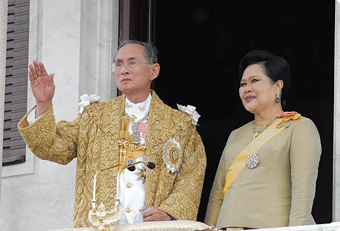 มีคนสรุป เรื่องของในหลวง ร.๙ ไว้

พระมหากษัตริย์รูปงามที่สุด
เป็นนักเรียนนอก
พูดได้หลายภาษา
เป็นสุภาพบุรุษ
แต่งกายดีที่สุด
กิริยามารยาทดีเยี่ยม
มีอารมณ์ขัน
โรแมนติคมาก
รักเดียวใจเดียว
รักการศึกษา
รักภาษาไทย
รักสัตว์
รักชาติที่สุด
รักประชาชนที่สุด
มีศรัทธาในพระพุทธศาสนาที่สุด