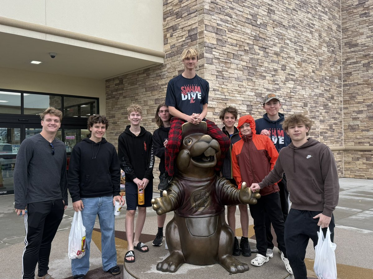 LibsSwimTeam's tweet image. Can’t come to the Springfield Invitational without making a stop at Buc-ee’s!