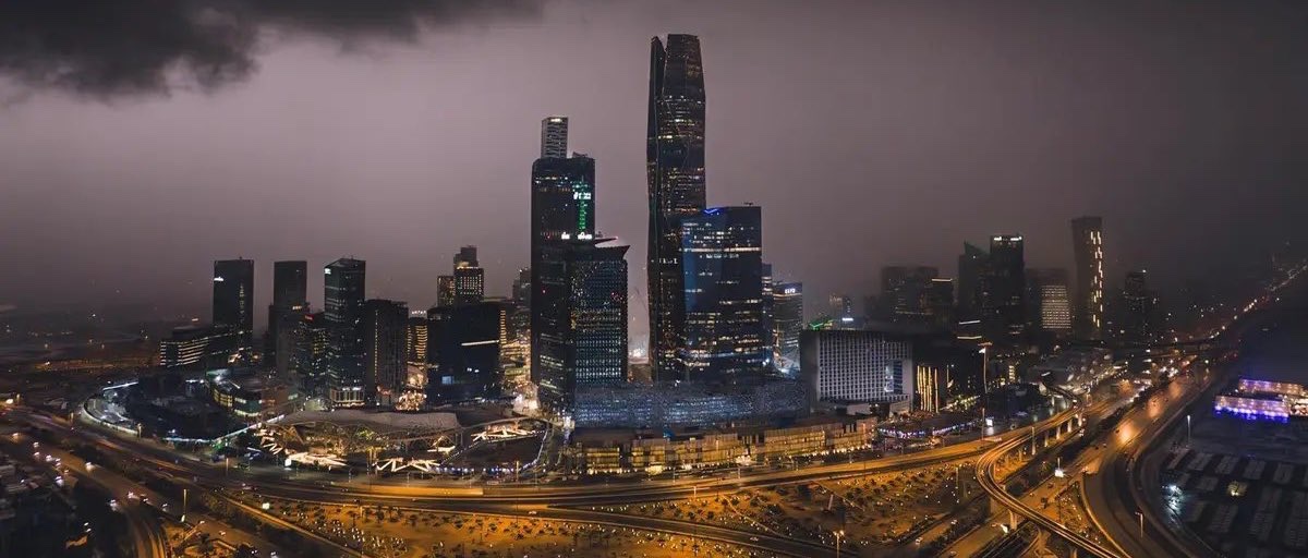 لاح لي وجه الرياض في مرايا السحب 🇸🇦🤍