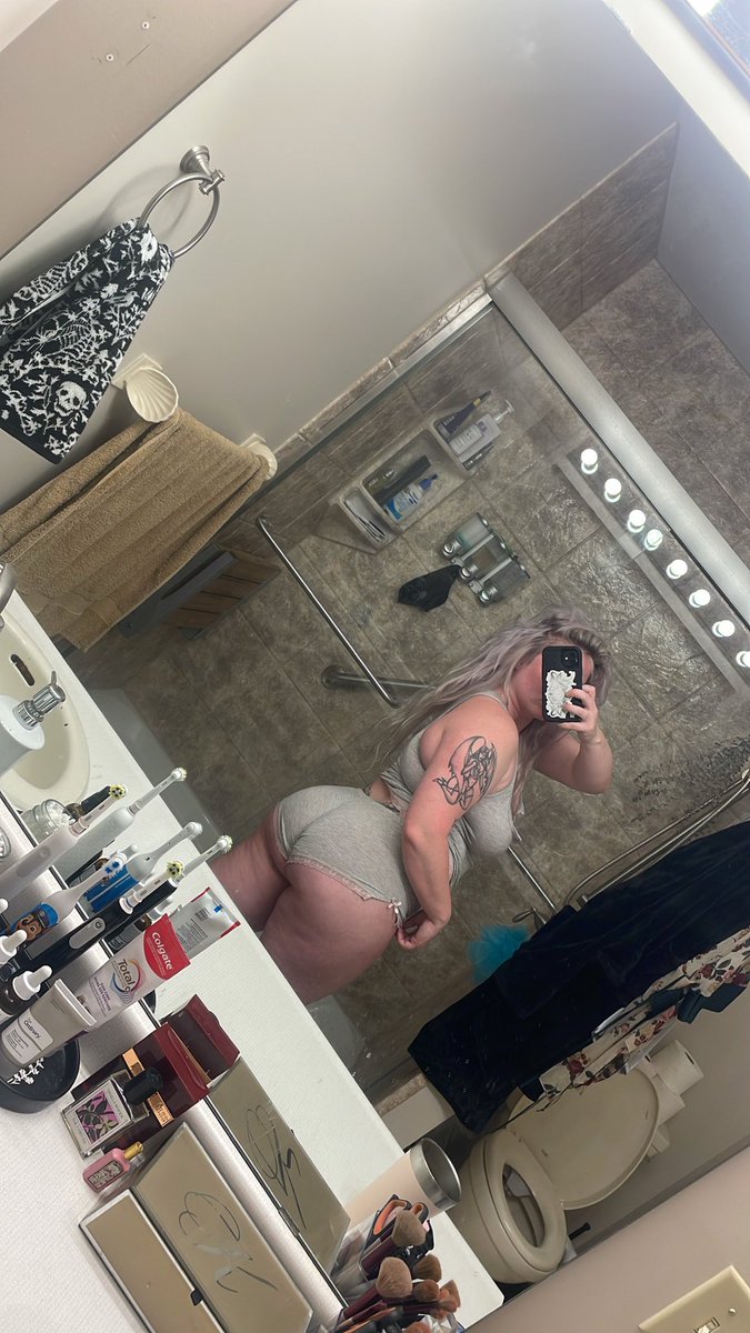 goth bimbo (@dumbbl0nde1) on Twitter photo 