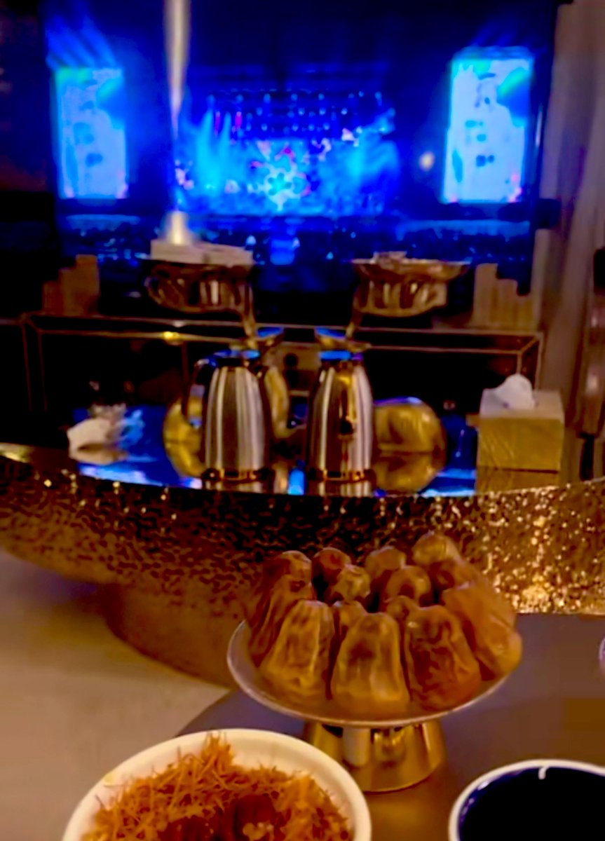 من أول الليل وانا للطواري نديم
         العين طول سهرها والسهر ضرها

متى الصباح يتنفّس والموذن يقيم؟
        وافتك من تالي الضيقة ومن شرّها

الذكريات القديمة والمكان القديم
             تكدر الخاطر السالي إليا مرّها