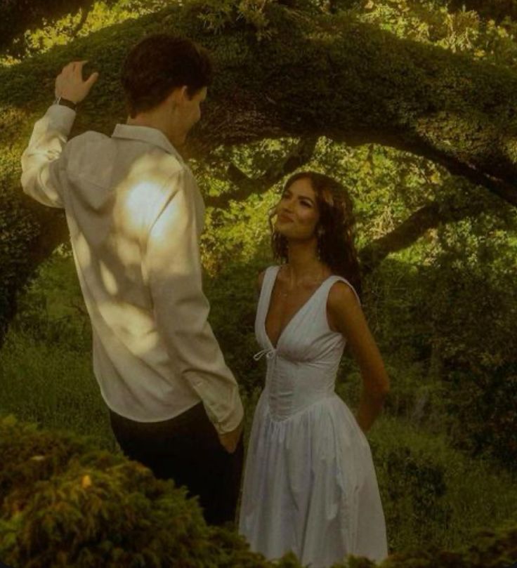 مرّ اسمه على مسامعي،
تظاهرت بالسكوت.. وقلبي قام يسولف معه 💭❤️