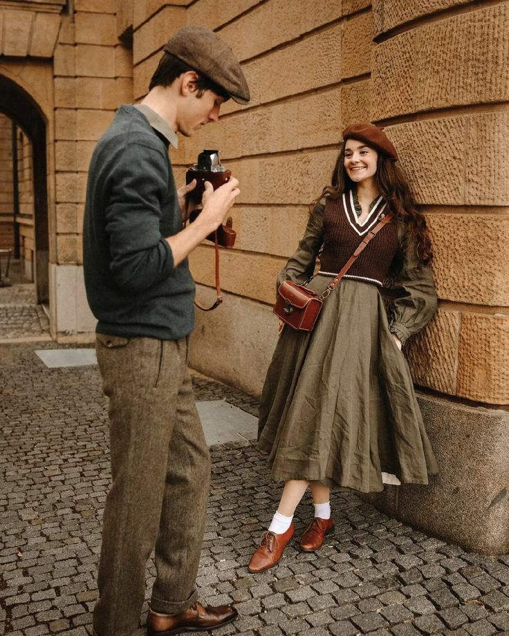 ناداني وكأني ما سمعت،
أبي أشوف، بيردد اسمي بحنين ولا عابرٍ بالسلام؟ 🌾