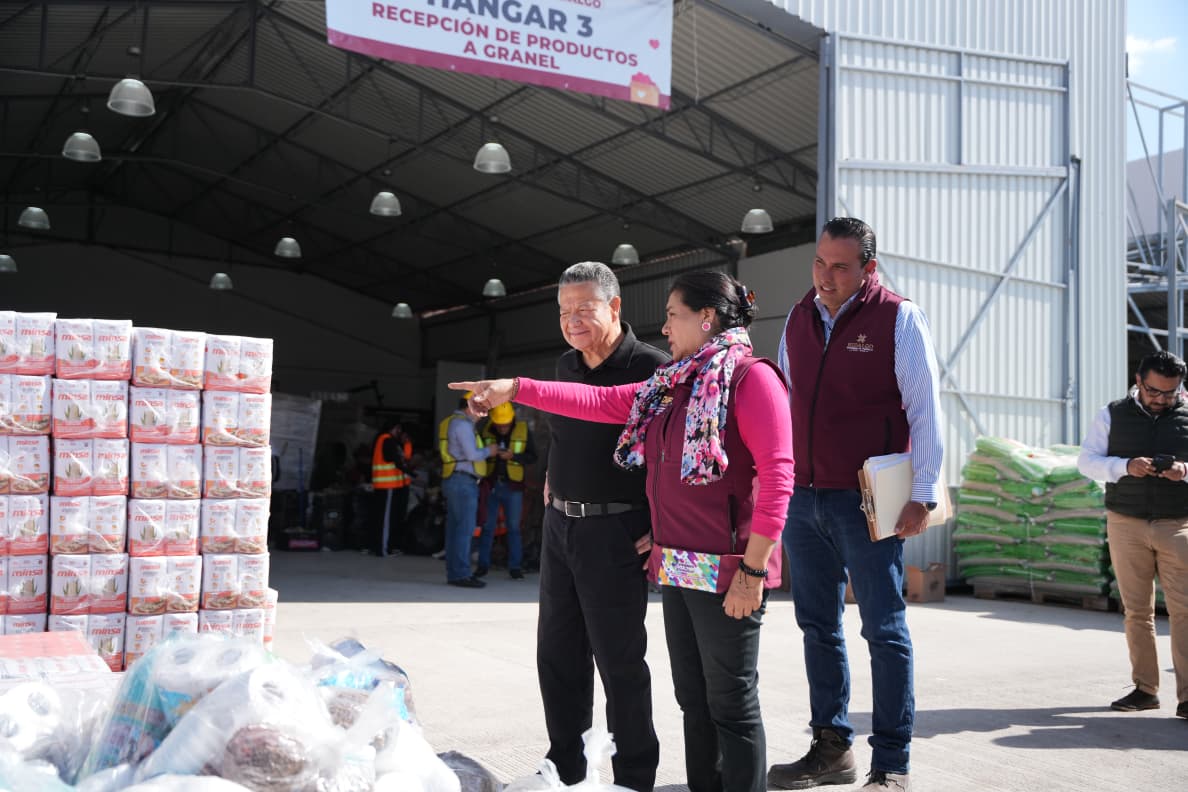 juliomenchaca_'s tweet image. Recorriendo los hangares del Aeropuerto Guillermo Villasana verificamos la correcta distribución de medicamentos, víveres, y los traslados aéreos que se realizan en conjunto entre las y los integrantes del gobierno de Hidalgo, el Ejército y la Fuerza Aérea.
#HidalgoUnido…