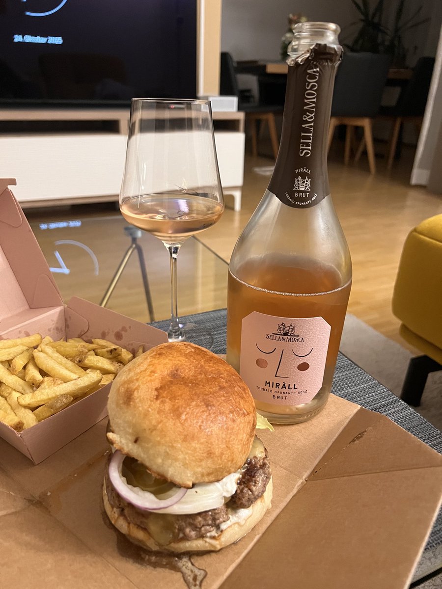 Wanting your opinion do burgers 🍔 and fries 🍟 work with sparkling wine? 🍾
