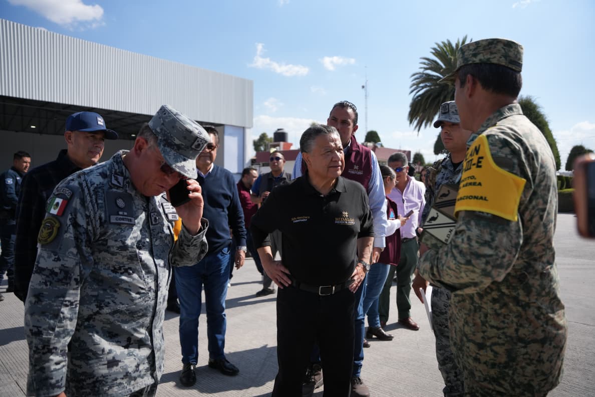 juliomenchaca_'s tweet image. Recorriendo los hangares del Aeropuerto Guillermo Villasana verificamos la correcta distribución de medicamentos, víveres, y los traslados aéreos que se realizan en conjunto entre las y los integrantes del gobierno de Hidalgo, el Ejército y la Fuerza Aérea.
#HidalgoUnido…