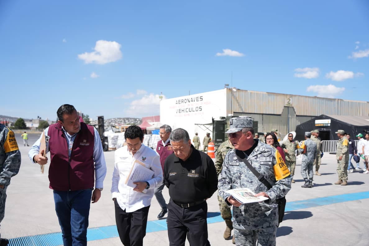 juliomenchaca_'s tweet image. Recorriendo los hangares del Aeropuerto Guillermo Villasana verificamos la correcta distribución de medicamentos, víveres, y los traslados aéreos que se realizan en conjunto entre las y los integrantes del gobierno de Hidalgo, el Ejército y la Fuerza Aérea.
#HidalgoUnido…