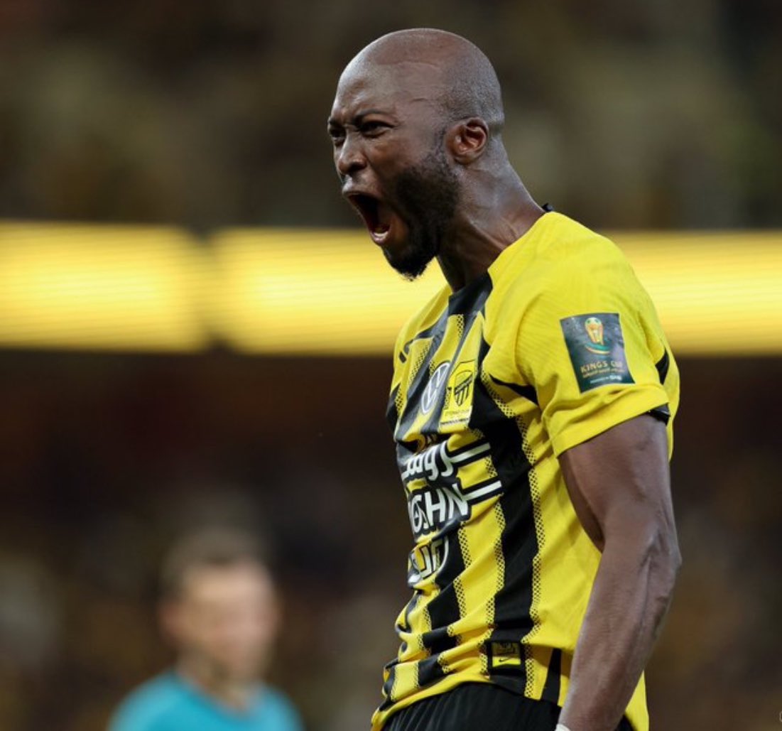 اللاعب الوحيد الذي يستحق الشكر هو بيريرا فقط ..  
يقاتل بمفرده بالفريق شكراً بيريرا💛👍