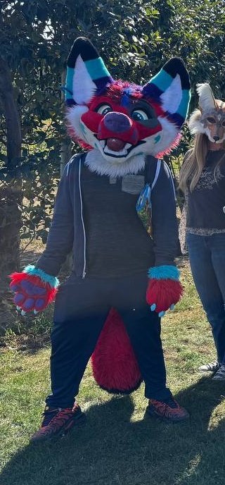 Apple! That's it thats the post...Apple

#FursuitFriday #fursuit #furry #fursuiter