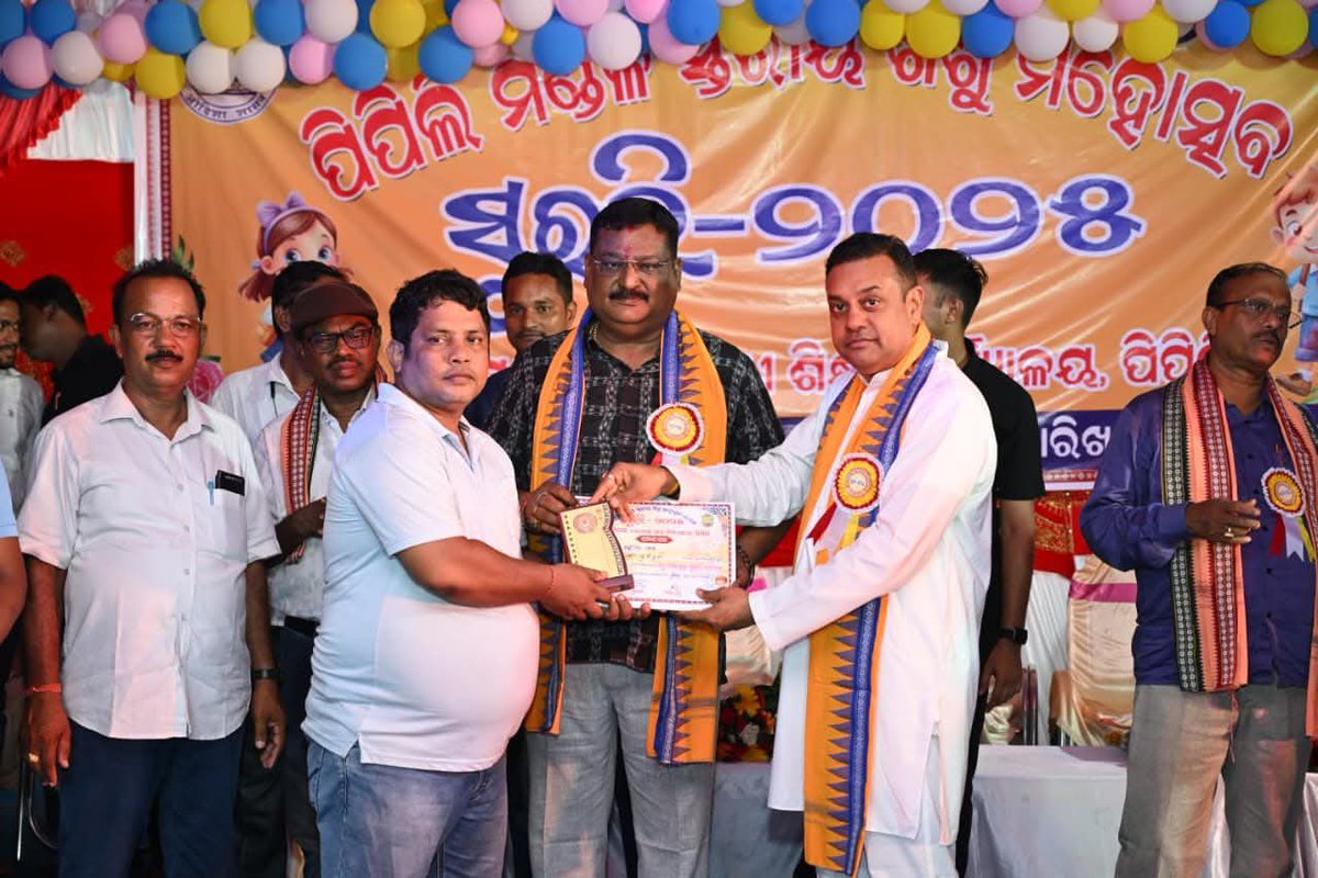 fanofsambit's tweet photo. ପୁରୀ ଲୋକସଭା ଅନ୍ତର୍ଗତ ପିପିଲି ବିଧାନସଭା ସ୍ଥିତ ପିପିଲି ନୋଡାଲ ହାଇ ସ୍କୁଲରେ ଆୟୋଜିତ ମଣ୍ଡଳ ସ୍ତରୀୟ ମହୋତ୍ସବ “ସୁରଭି–2025” ରେ ସାମିଲ ହୋଇ ଛାତ୍ରଛାତ୍ରୀ ମାନଙ୍କୁ ସମ୍ବୋଧିତ କଲି l

ଏହି ଅବସରରେ ଛାତ୍ରଛାତ୍ରୀ ମାନଙ୍କ ଦ୍ୱାରା ପ୍ରସ୍ତୁତ ସାଂସ୍କୃତିକ କାର୍ଯ୍ୟକ୍ରମ ଅତ୍ୟନ୍ତ ଉତ୍ସାହବର୍ଦ୍ଧକ ଥିଲା l

ଆଜିର ଏହି ଶୁଭ ସନ୍ଧ୍ୟାରେ ପିପିଲି ବିଧାୟକ ଶ୍ରୀ ଆଶ୍ରିତ ପଟ୍ଟନାୟକ ମଧ୍ୟ ମୋ ସହ ଉପସ୍ଥିତ ଥିଲେ l

@sambitswaraj