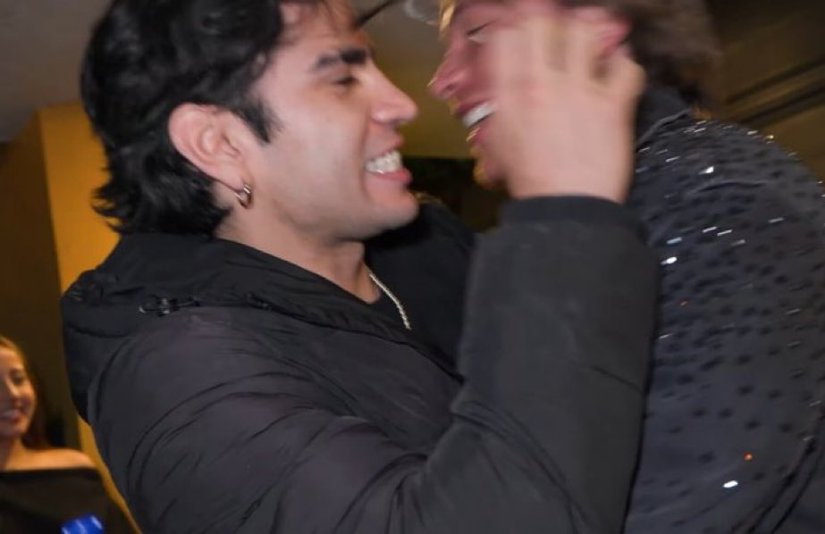 Tienen toda la vibe de novios bye jajaja

PROUD OF AARON AND ALDO