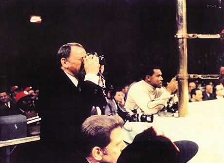 HVYWeightHeroes's tweet image. Frank Sinatra taking shots of Joe Frazier vs Muhammad Ali at Madison Square Garden in 1971, biggest fight of all-time, so big even &quot;Old Blue Eyes&quot; couldn&apos;t score a ticket, so he ended up shooting photos in the press section for Life Magazine. #Heavyweight #History #Boxing