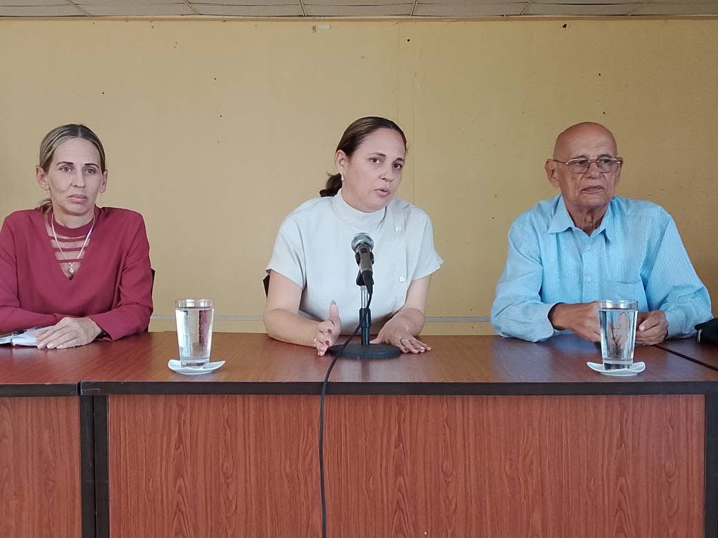 UnivArtemisa's tweet image. #Cuadros || Hoy recibimos la visita de la Dirección de Cuadros del #MESCuba en la @UnivArtemisa . 👥 Se evaluó el liderazgo y se identificó talento joven para formar la reserva de cuadros. ¡El liderazgo es clave para el desarrollo institucional! #EducaciónSuperior