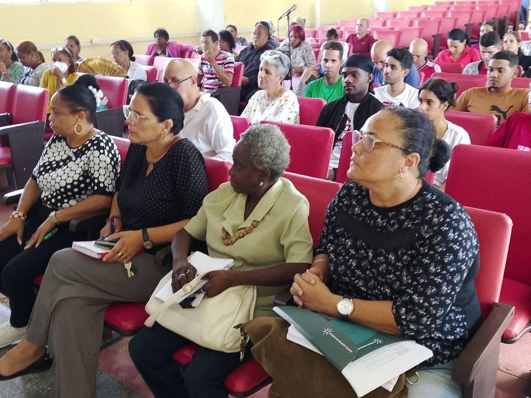 UnivArtemisa's tweet image. #Cuadros || Hoy recibimos la visita de la Dirección de Cuadros del #MESCuba en la @UnivArtemisa . 👥 Se evaluó el liderazgo y se identificó talento joven para formar la reserva de cuadros. ¡El liderazgo es clave para el desarrollo institucional! #EducaciónSuperior