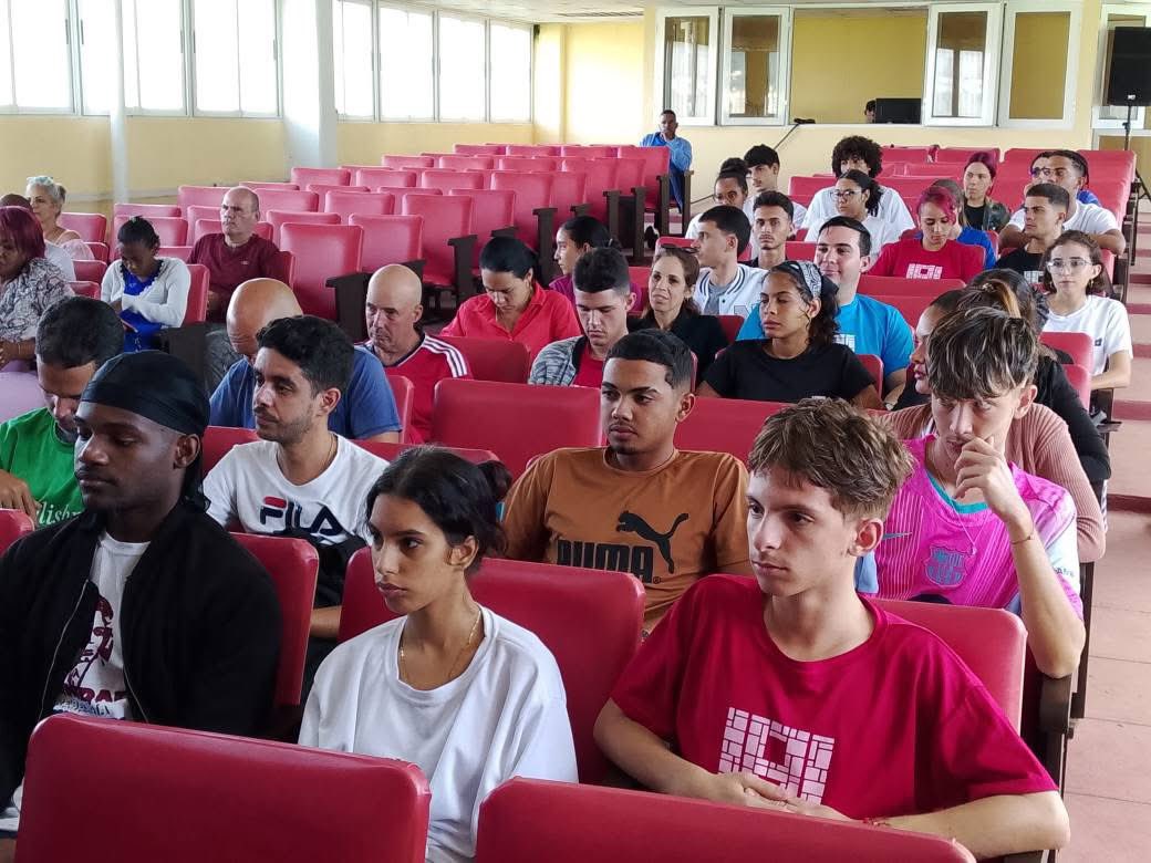 UnivArtemisa's tweet image. #Cuadros || Hoy recibimos la visita de la Dirección de Cuadros del #MESCuba en la @UnivArtemisa . 👥 Se evaluó el liderazgo y se identificó talento joven para formar la reserva de cuadros. ¡El liderazgo es clave para el desarrollo institucional! #EducaciónSuperior