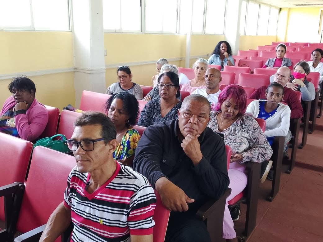 UnivArtemisa's tweet image. #Cuadros || Hoy recibimos la visita de la Dirección de Cuadros del #MESCuba en la @UnivArtemisa . 👥 Se evaluó el liderazgo y se identificó talento joven para formar la reserva de cuadros. ¡El liderazgo es clave para el desarrollo institucional! #EducaciónSuperior