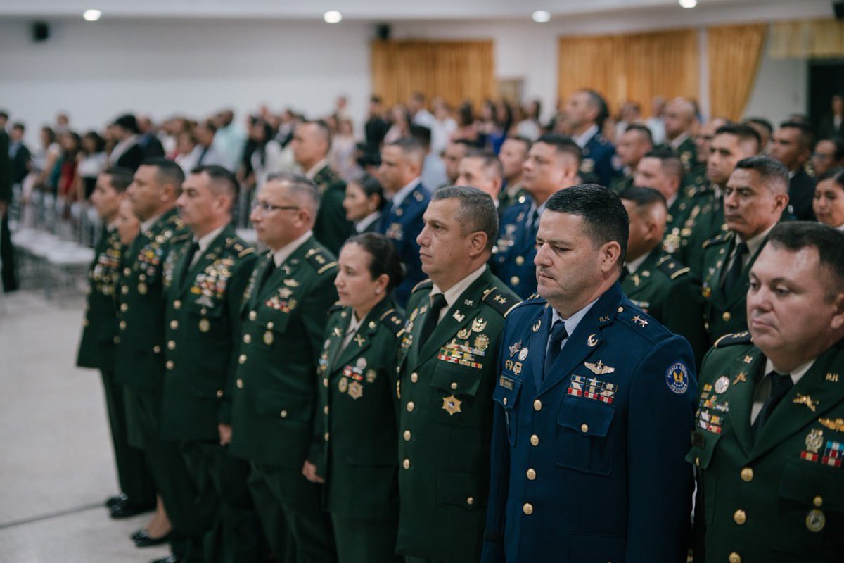 Sedenahn's tweet photo. Esta mañana, autoridades de la Secretaría de Defensa Nacional #SEDENA y de las Fuerzas Armadas de Honduras (@FFAAHN) realizaron la ceremonia de graduación🎓del Curso de Altos Estudios Militares #CAEM N° 22 y del Curso de Comando y Estado Mayor #CCEM N° 36, eventos que marcan un hito en la profesionalización de los oficiales de las FF.AA🪖.
En esta significativa ceremonia, 10 tenientes coroneles (o su equivalente) recibieron su diploma del Curso de Altos Estudios Militares, un requisito indispensable establecido por la Ley Constitutiva de las Fuerzas Armadas para ascender al grado de coronel.