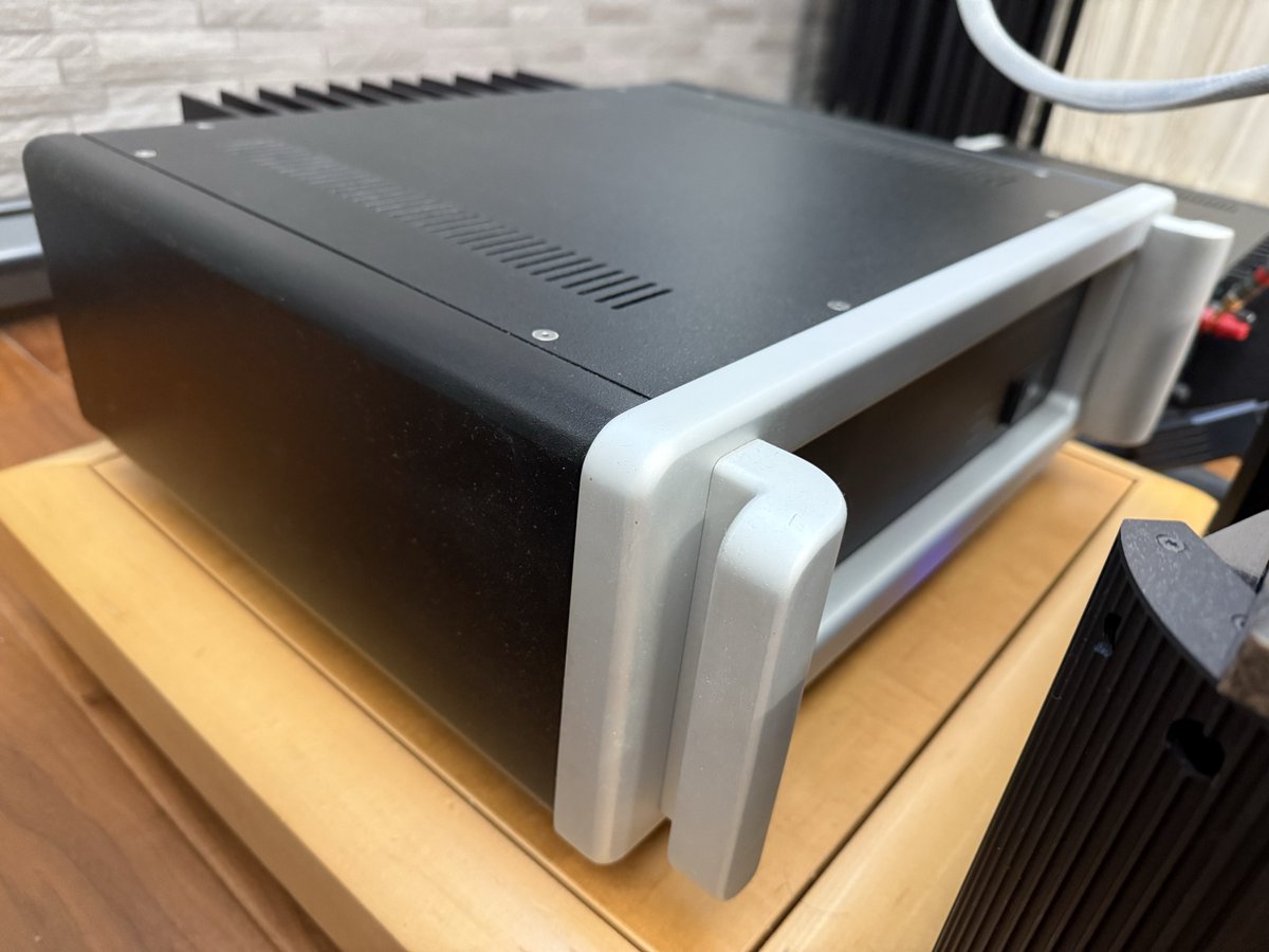 【緩募 売ります】
①Spectral DMA-300RS（120V仕様） 100万円　(8/10 元箱あり)
ステレオパワーアンプの最上位機種（定価20,000ドル）でした。
日本の代理店で取り扱いがなかった製品であり、USの代理店から購入したものです。

②Stage iii Concepts Leviathan（電源ケーブル） 2.0m 60万円　(8/10)