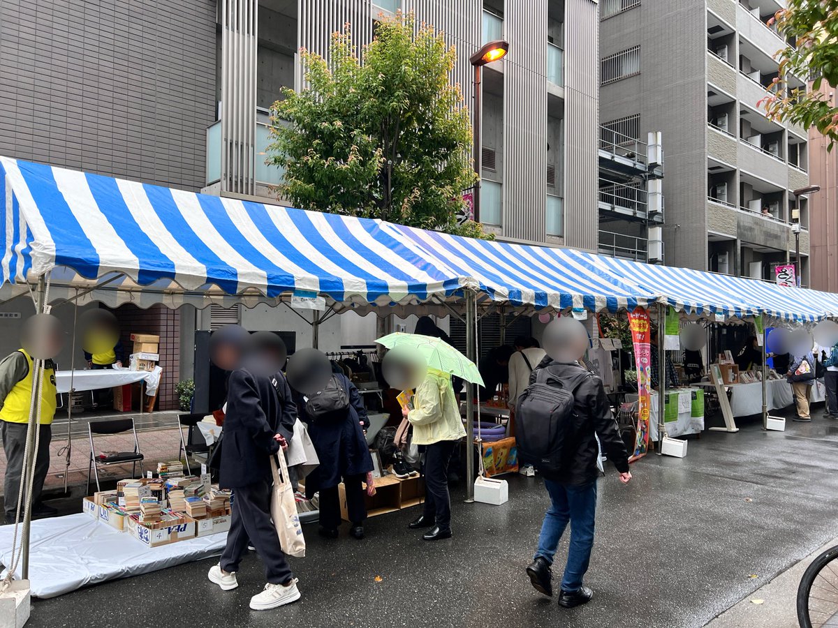 aisyokan's tweet image. 神田古本まつり会場のすぐそば、さくら通りでは一神秋祭りが開催中！近隣店舗の皆さんによるフードコートも出現しています！🍛🍖🍺🍷🍪 #神田神保町 #神田古本まつり #一神秋祭り