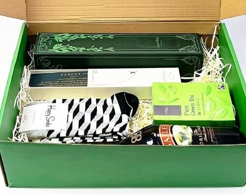 Ralgifthampers's tweet photo. For the man who values class, comfort &amp; calm. The Gentleman’s Choice Box is a refined mix of premium essentials - because thoughtful gifting never goes out of style. 💚🎁.  Order at https://t.co/JxjzO3mqnR

#Ralgiftsandhampers #GiftsForHim #giftsformen #LuxuryGiftbox #giftideas https://t.co/AYGeEOGcdw