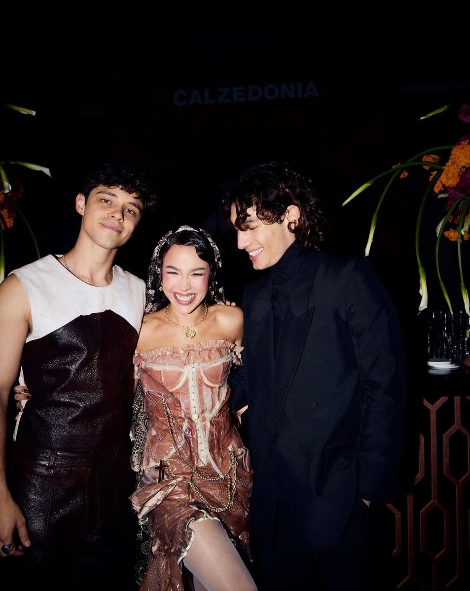 DANNA_Today's tweet image. DANNA junto a Alex Hoyer y Jorge López anoche en la gala de Día de Muertos de Vogue