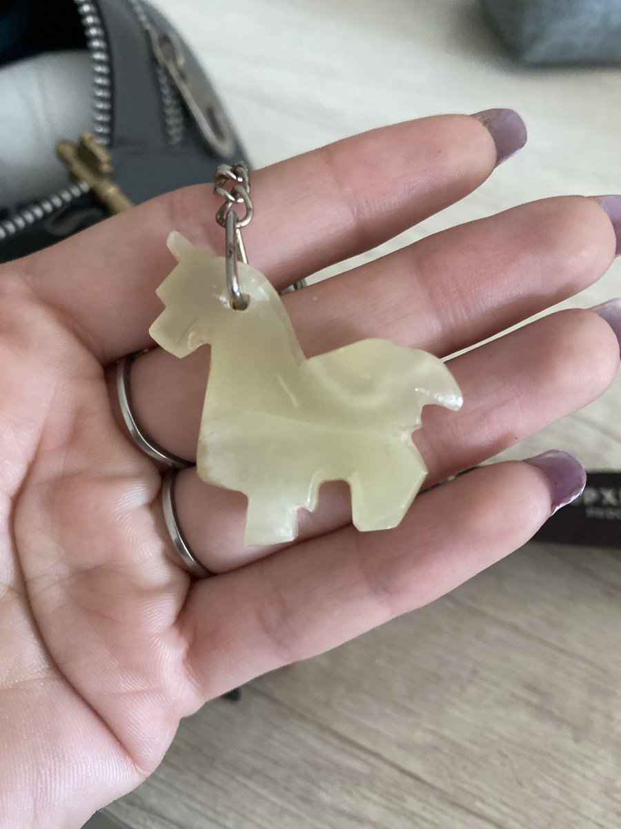 piscianabig's tweet photo. En menos detallista, sabe que me gustan las piedras y me trae una de jujuy que es para que ayude a lograr mis objetivos y metas 😍 https://t.co/FFOmHrSny9