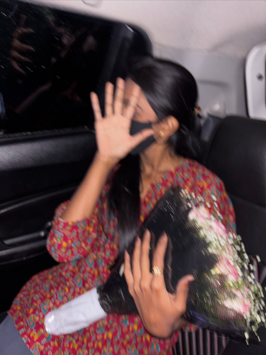 thanvi_journo's tweet image. ఎవరికేవరు తెలియదు మునుపు 
అడిగి అడిగి కలగదు వలపు 
ఒకరికొకరు అని కలపనిదే .....
మనని వదులునా......
ఎదుపుపడిన క్షణమొక మలుపు.....
అడుగు కలిపి కదిలితే గెలుపు 
దిశలు రెండు వేరై ఉన్న......
పయనముగున.....
#pic #CaptureTheMoment #chaitrikayadav