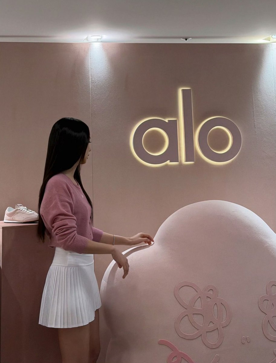 ForeverKimJisoo's tweet image. 251025 JISOO Weibo update.

粉粉的 JISOO X alo 快闪店 🎀