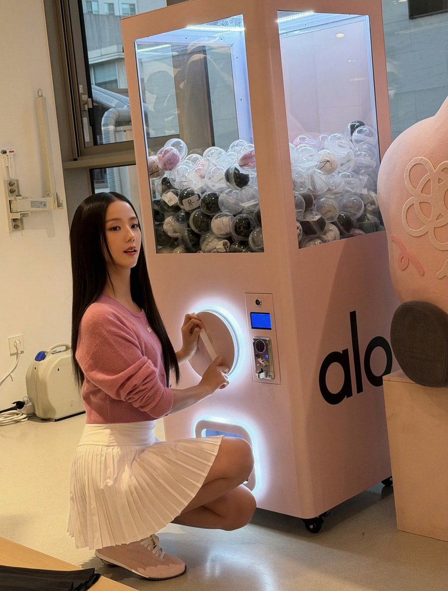 ForeverKimJisoo's tweet image. 251025 JISOO Weibo update.

粉粉的 JISOO X alo 快闪店 🎀