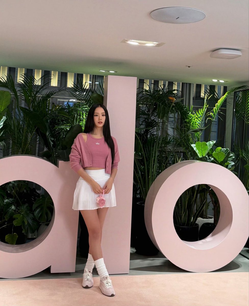 ForeverKimJisoo's tweet image. 251025 JISOO Weibo update.

粉粉的 JISOO X alo 快闪店 🎀