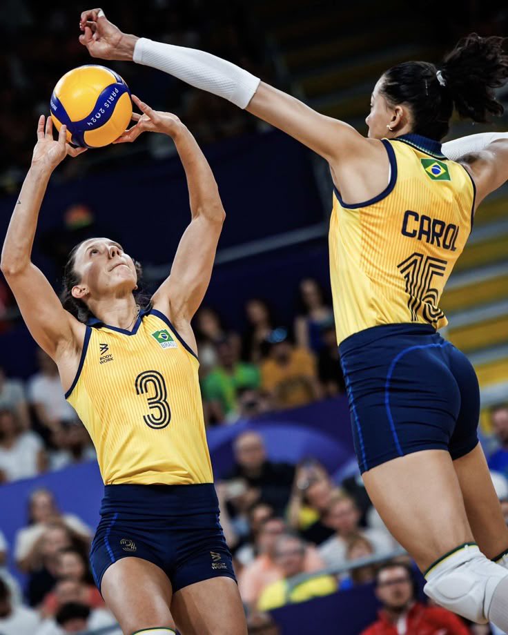 greysmila_'s tweet image. dizer que esse uniforme é o informe mais feio é forçar muito 😘