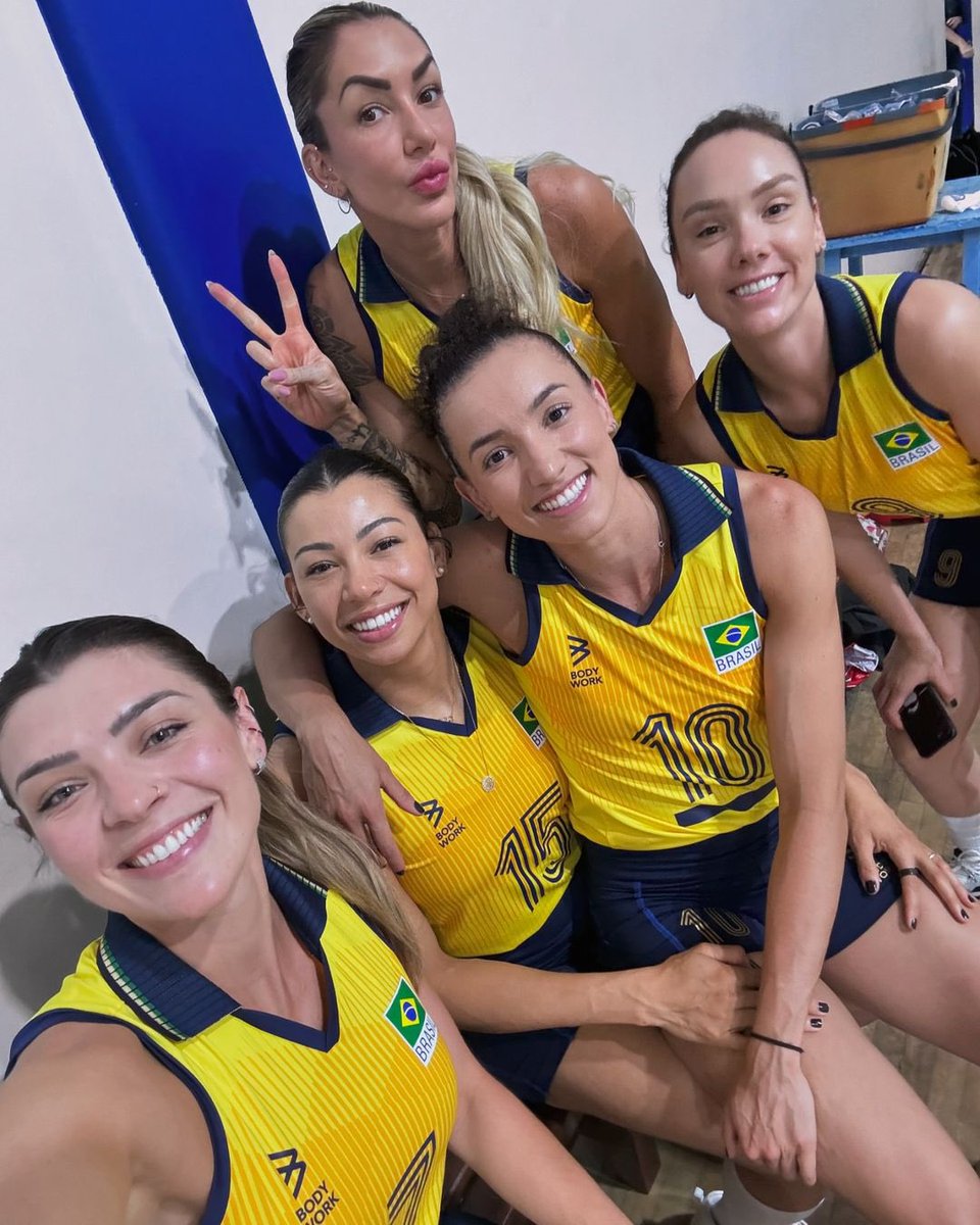 greysmila_'s tweet image. dizer que esse uniforme é o informe mais feio é forçar muito 😘