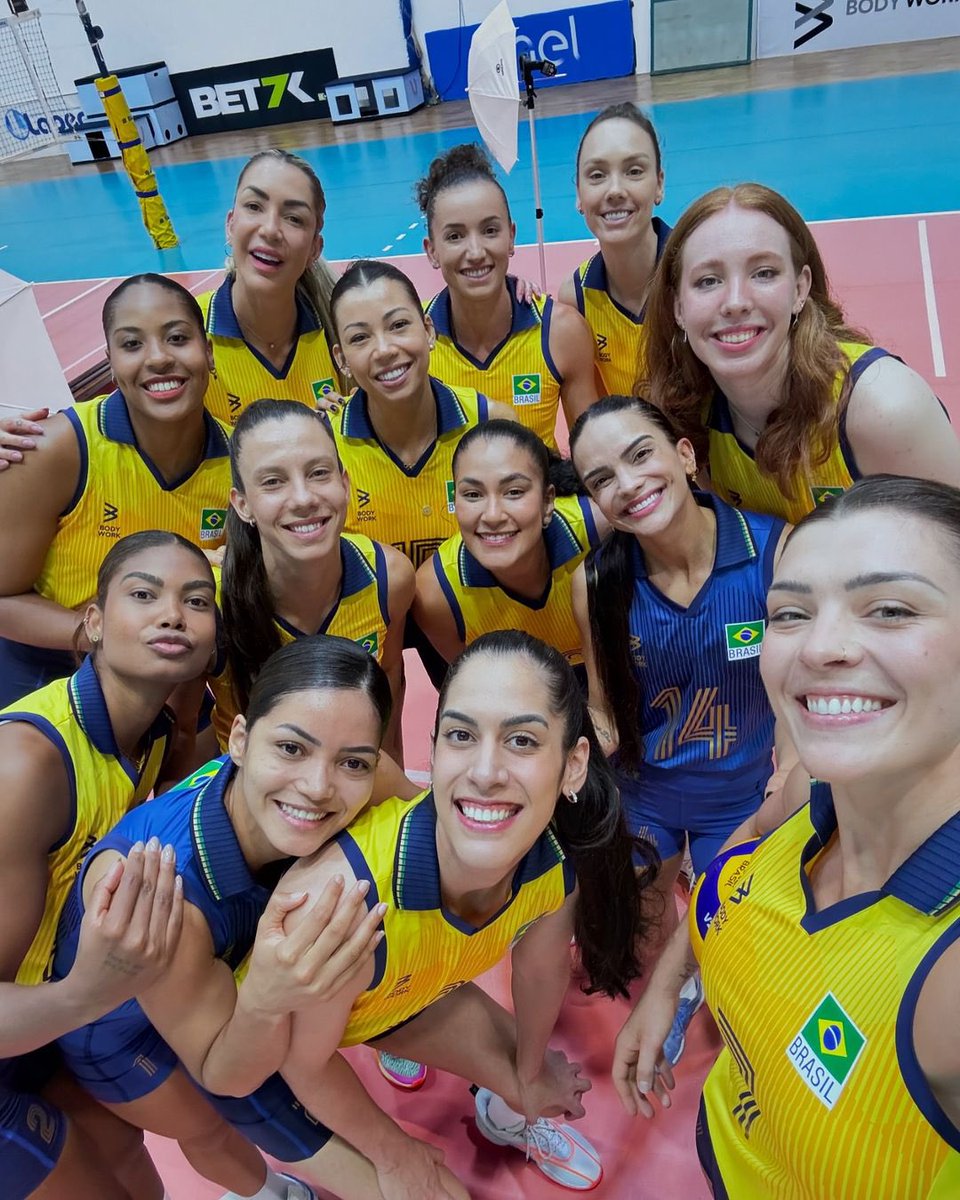 greysmila_'s tweet image. dizer que esse uniforme é o informe mais feio é forçar muito 😘