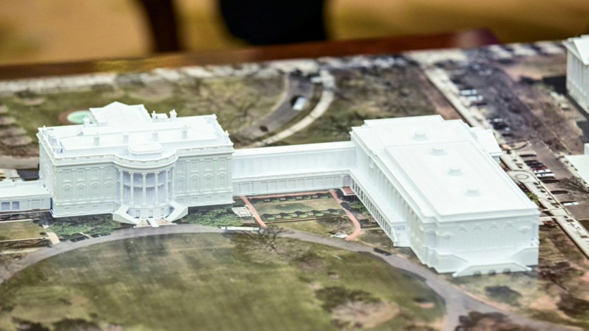 watch_union's tweet image. #Trump hat den West Wing des Weißen Haus abreißen lassen, um dort einen überdimensionierten Ballsaal erbauen zu lassen.
Zufälligerweise befindet sich unterhalb dessen der Luftschutzbunker.
Auch Hitler hatte seinen Bunker in Berlin unter dem Festsaal.
/PM