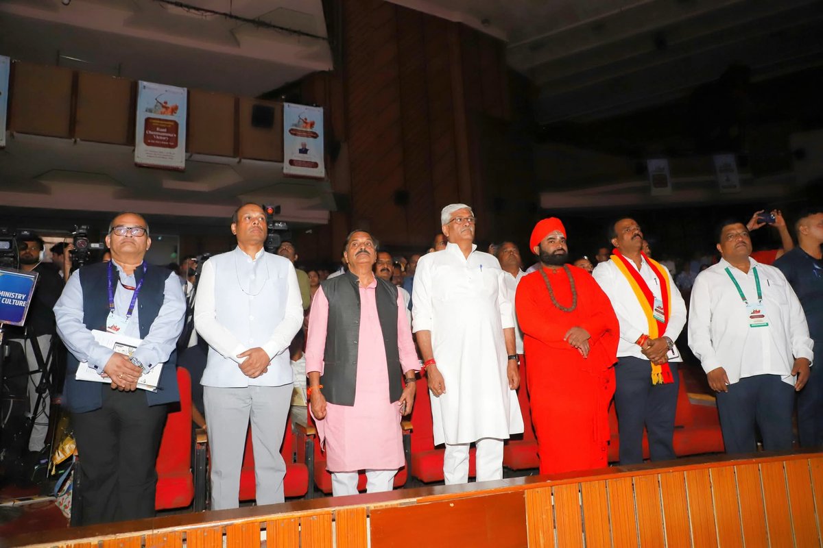 BSBommai's tweet image. "ವೀರರಾಣಿ ಕಿತ್ತೂರು ಚೆನ್ನಮ್ಮ ನೆನಪಿಗೆ ನಾಣ್ಯ ಬಿಡುಗಡೆ" 

ವೀರರಾಣಿ ಕಿತ್ತೂರು ಚೆನ್ನಮ್ಮನ ವಿಜಯೋತ್ಸವದ ದ್ವಿಶತಮಾನೋತ್ಸವ ನೆನಪಿಗೆ ಭಾರತ ಸರ್ಕಾರ 200 ರೂ ಮೌಲ್ಯದ ನಾಣ್ಯವನ್ನು ಬಿಡುಗಡೆ ಮಾಡಿದೆ . 

ಹರಿಹರದ  ವೀರಶೈವ ಲಿಂಗಾಯತ ಪಂಚಮಸಾಲಿ  ಪೀಠದ ಜಗದ್ಗುರು ಶ್ರೀ ವಚನಾನಂದ ಮಹಾಸ್ವಾಮಿಗಳು ದಿವ್ಯ ಸಾನಿಧ್ಯ ವಹಿಸಿದ್ದ ಈ ಸಮಾರಂಭದಲ್ಲಿ…