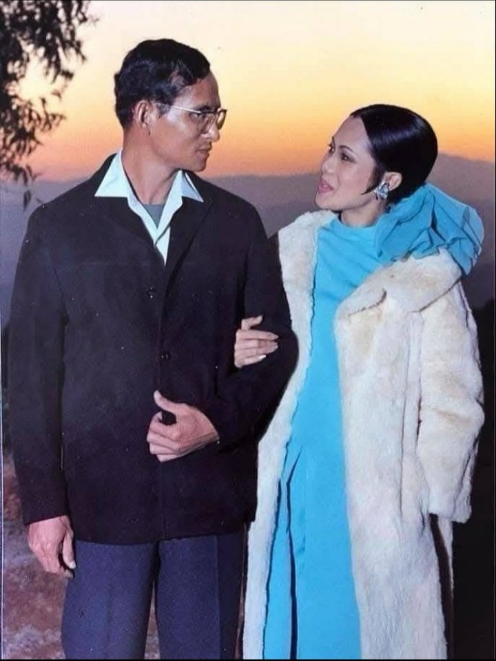 pupujoon's tweet photo. คู่บุญบารมี #น้อมส่งเสด็จสู่สวรรคาลัย#พระพันปีหลวง #รัชกาลที่9 https://t.co/Qgwzh22Tt5