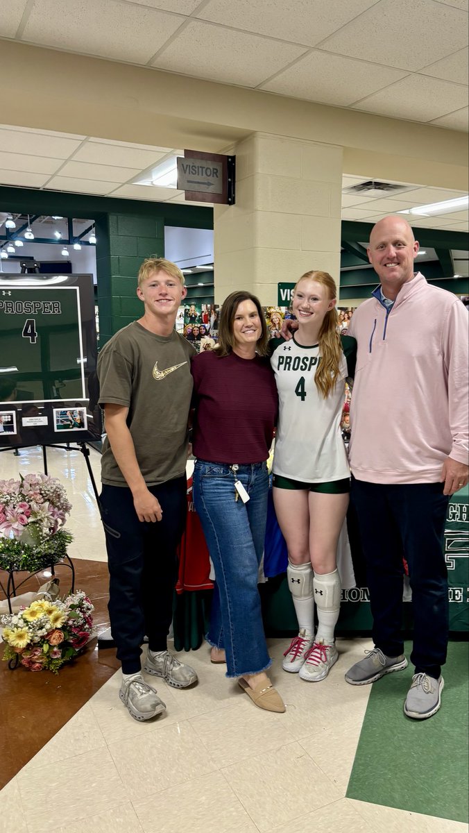 EViarsVB18's tweet photo. Tonight once one to remember. Our last game and senior night. So grateful for all the opportunities that @phsvolleyballl has given me. Being able to come back from a concussion to help lead  to one last win truly went the world to me!! https://t.co/HeKyb9SGcX