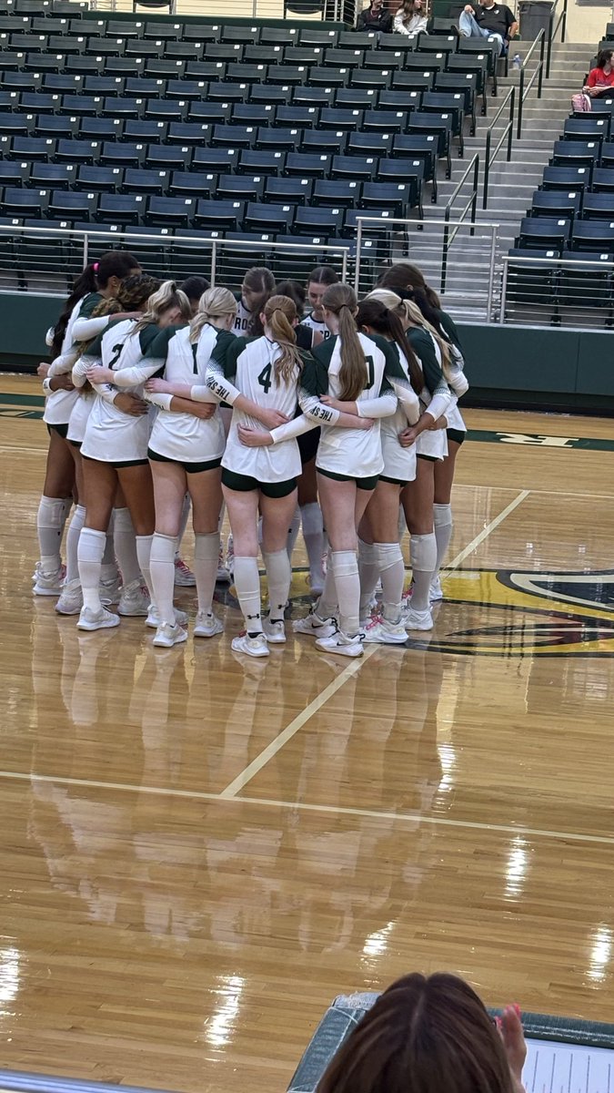 EViarsVB18's tweet photo. Tonight once one to remember. Our last game and senior night. So grateful for all the opportunities that @phsvolleyballl has given me. Being able to come back from a concussion to help lead  to one last win truly went the world to me!! https://t.co/HeKyb9SGcX