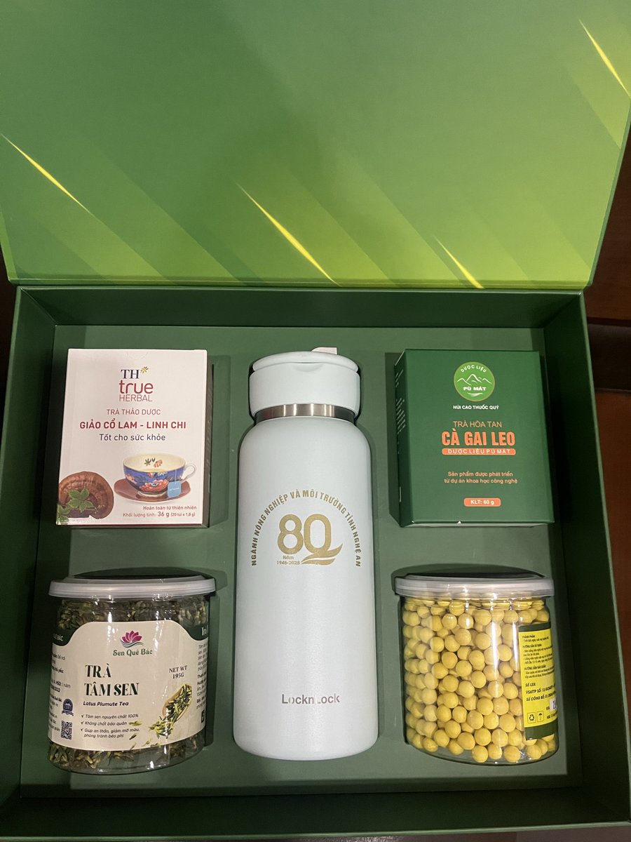 上司（農業局副局長）が主催パーティと同じ場所での開催という荒業をこなし、送別会やってもらえた🙌

農業局80周年の記念品受け取り第1号✨️
よくある盾とかホーおじさん予想してたので、嬉しい！デザインや商品選定は、上司のこだわりらしく、昨日の上司は饒舌だった！笑

ありがとうございました！