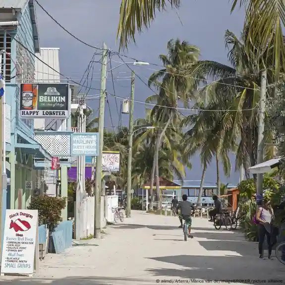 EuniceRendon's tweet image. 🗣️ El nuevo acuerdo entre #EstadosUnidos y #Belice como tercer país seguro viola el marco internacional de #asilo, pues no garantiza condiciones dignas para las personas deportadas. Aunque el pacto podría dar mayor legalidad a las #deportaciones. No se ha informado cómo vivirán