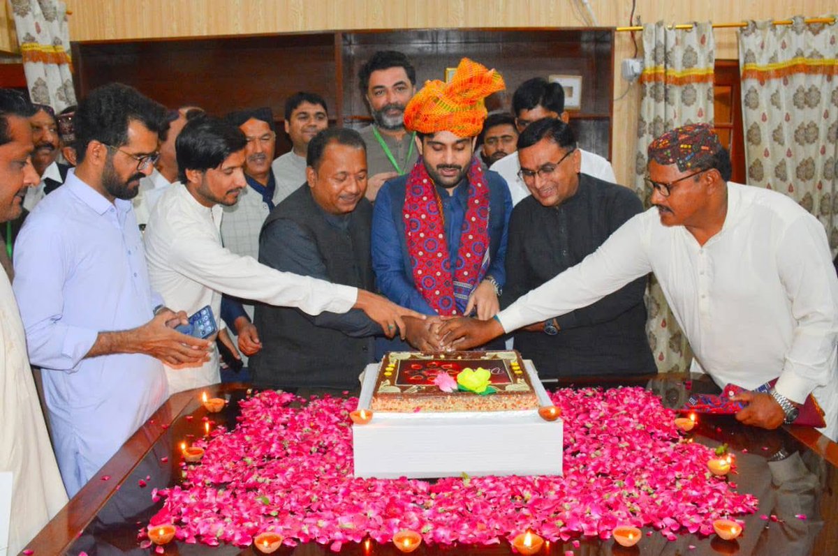 SyedKumailHShah's tweet image. Joined our Hindu brothers and sisters to celebrate the festival of lights Diwali. Pakistan’s strength lies in its unity and diversity, where every community celebrates in harmony and freedom.

#HappyDiwali #Sukkur #InterfaithHarmony
