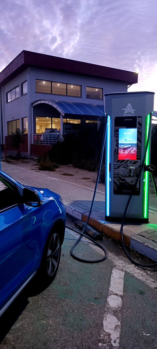 Oknakin's tweet photo. Adana pozantı otoban girişinde Uluborlu demireller tesisinde %45 ile 3. Şarja duruyoruz. 300kw Astor marka makinede şarjları %80 yapıp kazım büfe de kahvaltı için yola çıkıyoruz. Tüketimlerimiz 600 km ortalaması 19kw. 4 yolcu 1 çocuk ve full bagaj. https://t.co/znmNu8UqyB