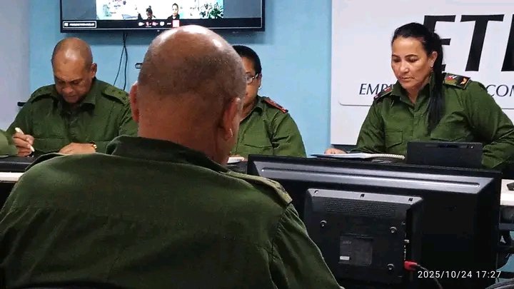 Andamos en modo "Fase Informativa" evaluando con los 13 Consejos de Defensa Municipales de la #ProvinciaGranma por Videoconferencia  las medidas que para este momento se deben adoptar.

#Melissa
#PreparadosYAlertas