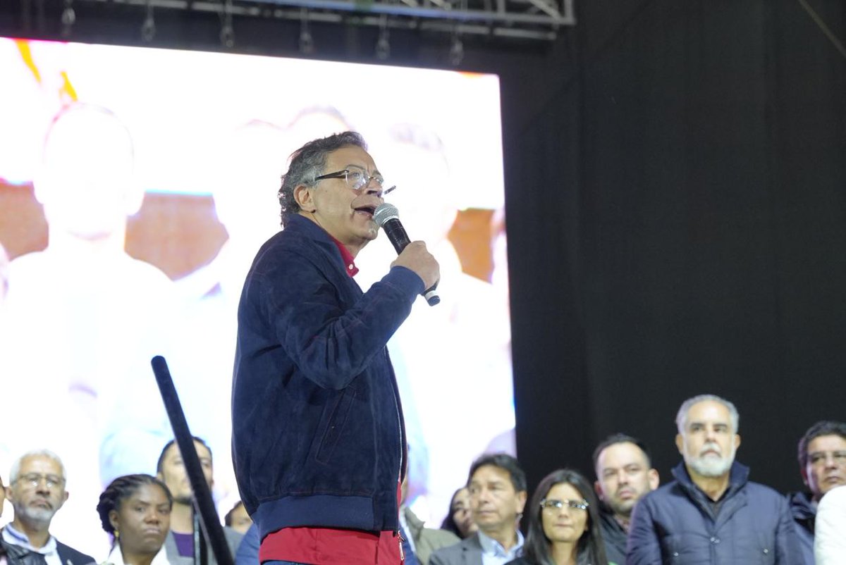 delmarpizarro's tweet photo. Vibra la dignidad de un pueblo que no se dobla. @petrogustavo. https://t.co/eA7QLpXAx8