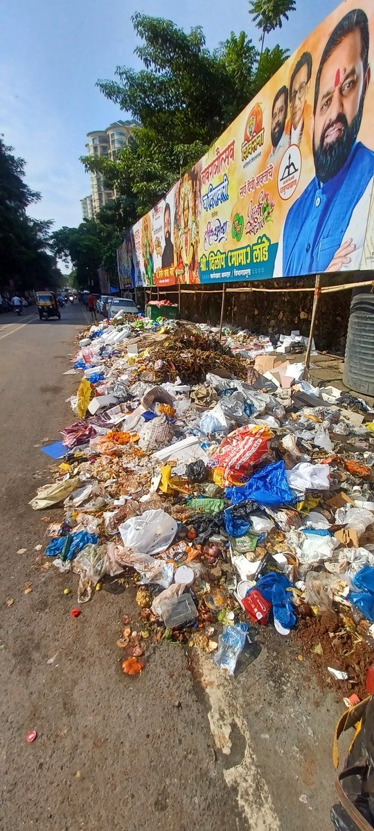 kamath_kir82424's tweet photo. @mybmc @MCGM_BMC @mybmcWardL @SwachhBharatGov @Mi_DilipLande Namaskar.  Disappointing and disgusting to inform you that no response or action by Ward L has been initiated and the inaction appears to be deliberate. 
Kindly intervene and initiate cleaning action asap.
The garbage stretch has intruded into the main road. https://t.co/kw7RGguSPU