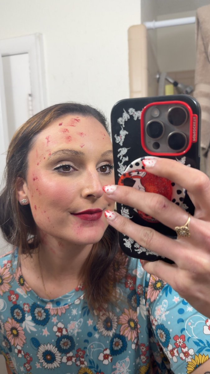 Pearl spam 🤪 I haven’t felt in the most spirit for the holidays but I will never not dress up ❤️