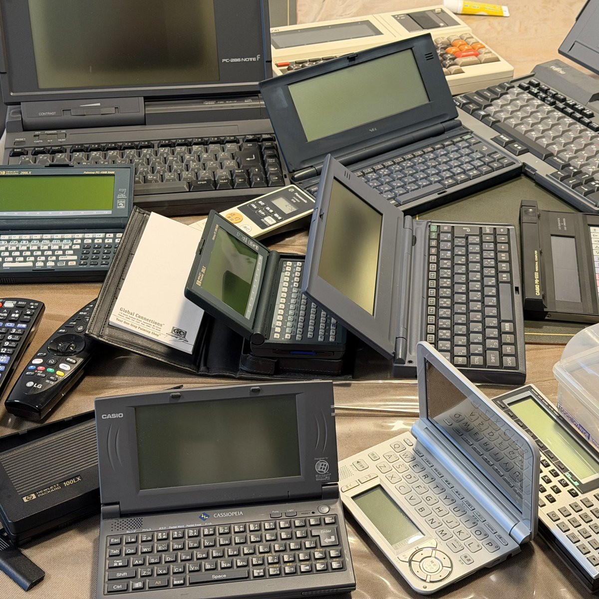 yone's tweet image. レトロPC出して動作チェックしてるけど偏光板の劣化が結構進んでしまったのぅ…